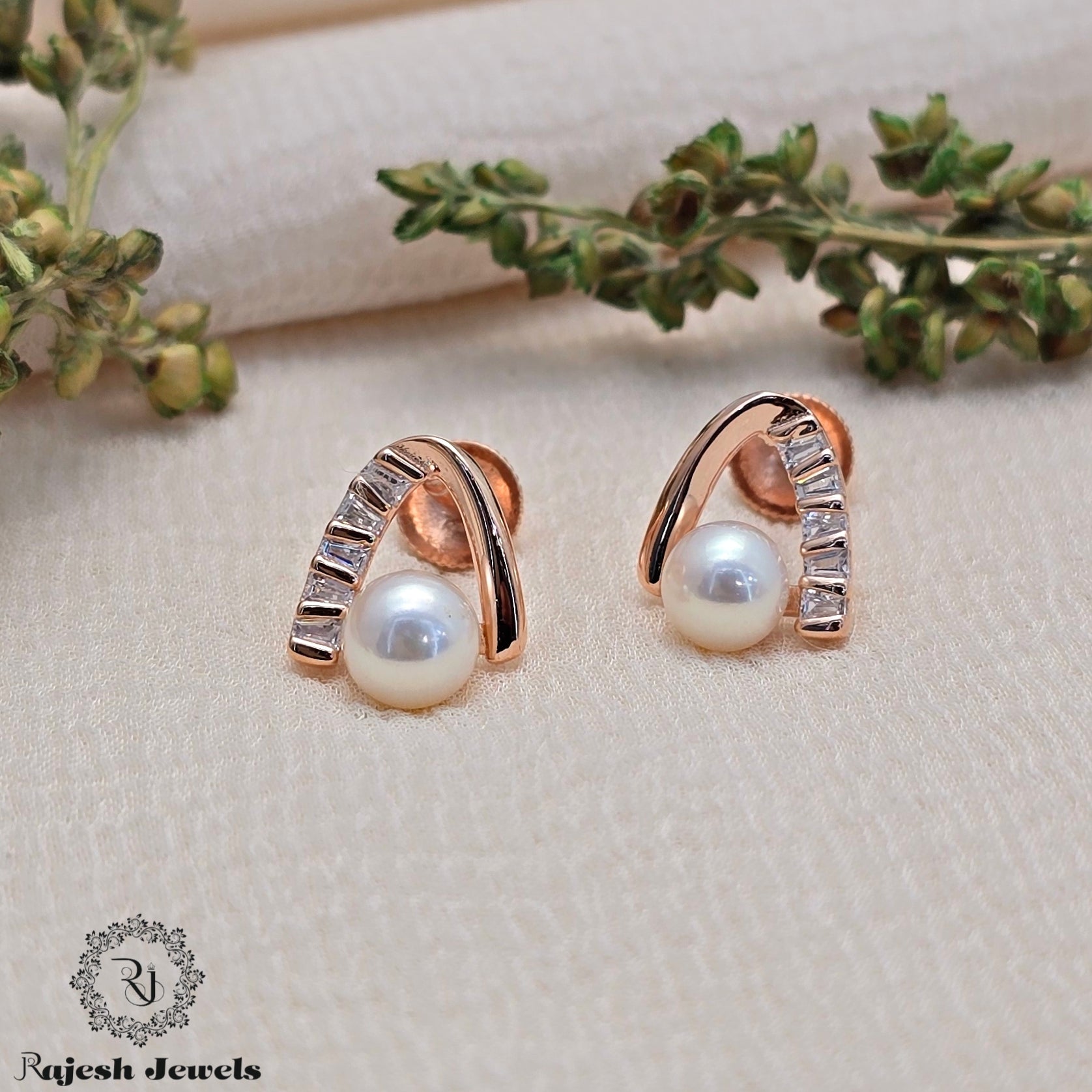 Mesmerizing Cz South Screw Earrings