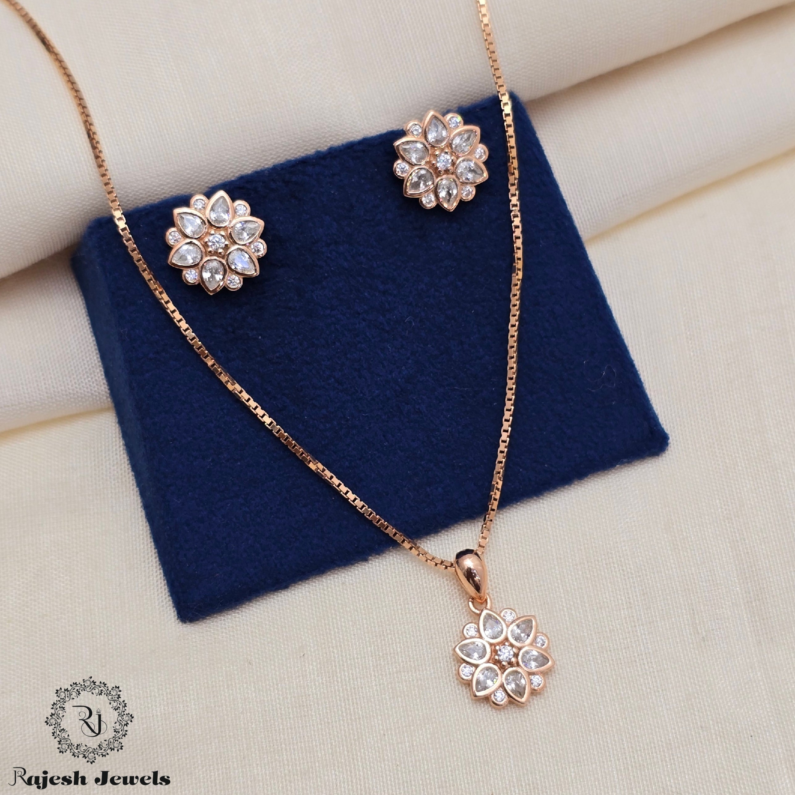 Mesmerizing Floral Cz Pendant Set