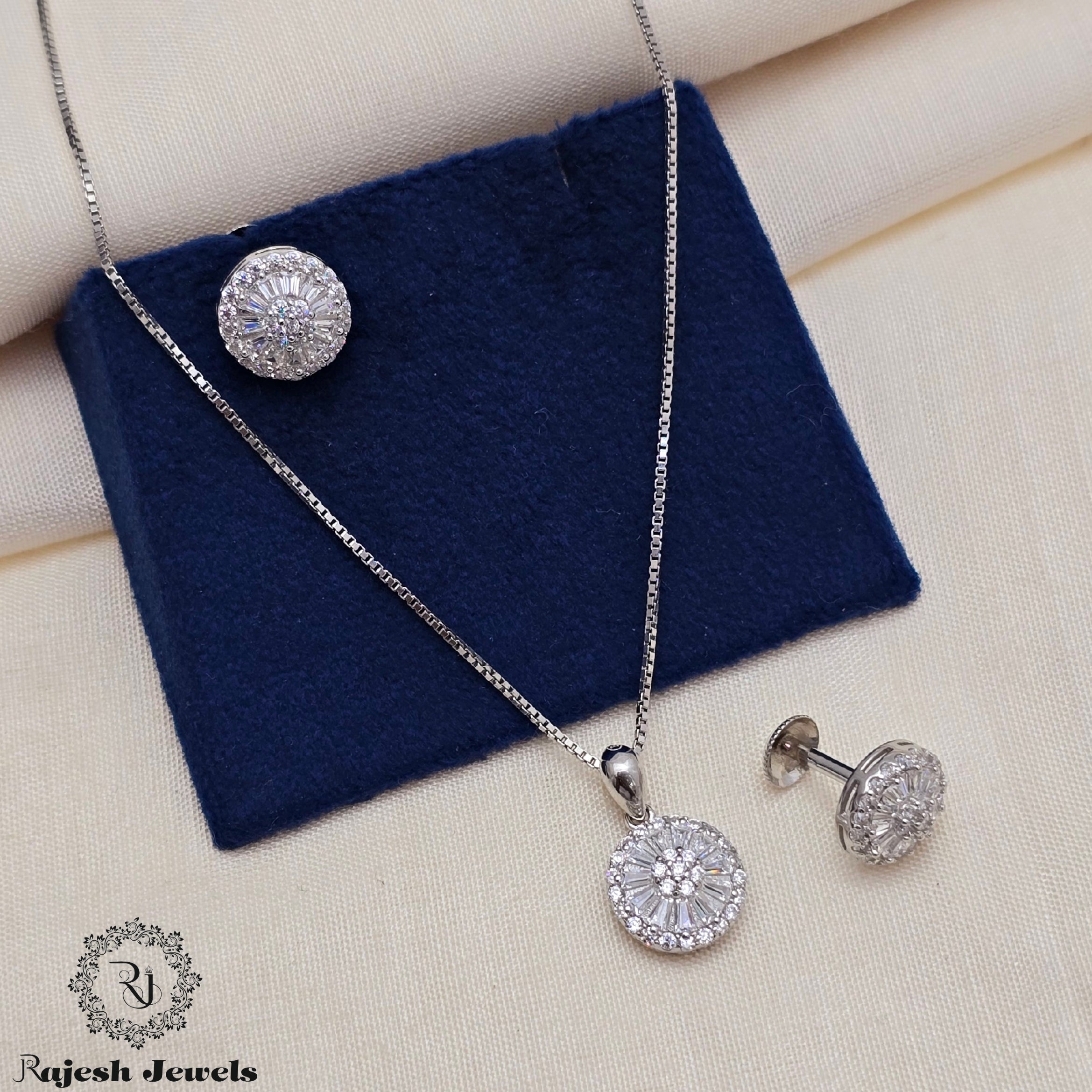 Classic Round Cz Silver Pendant Set
