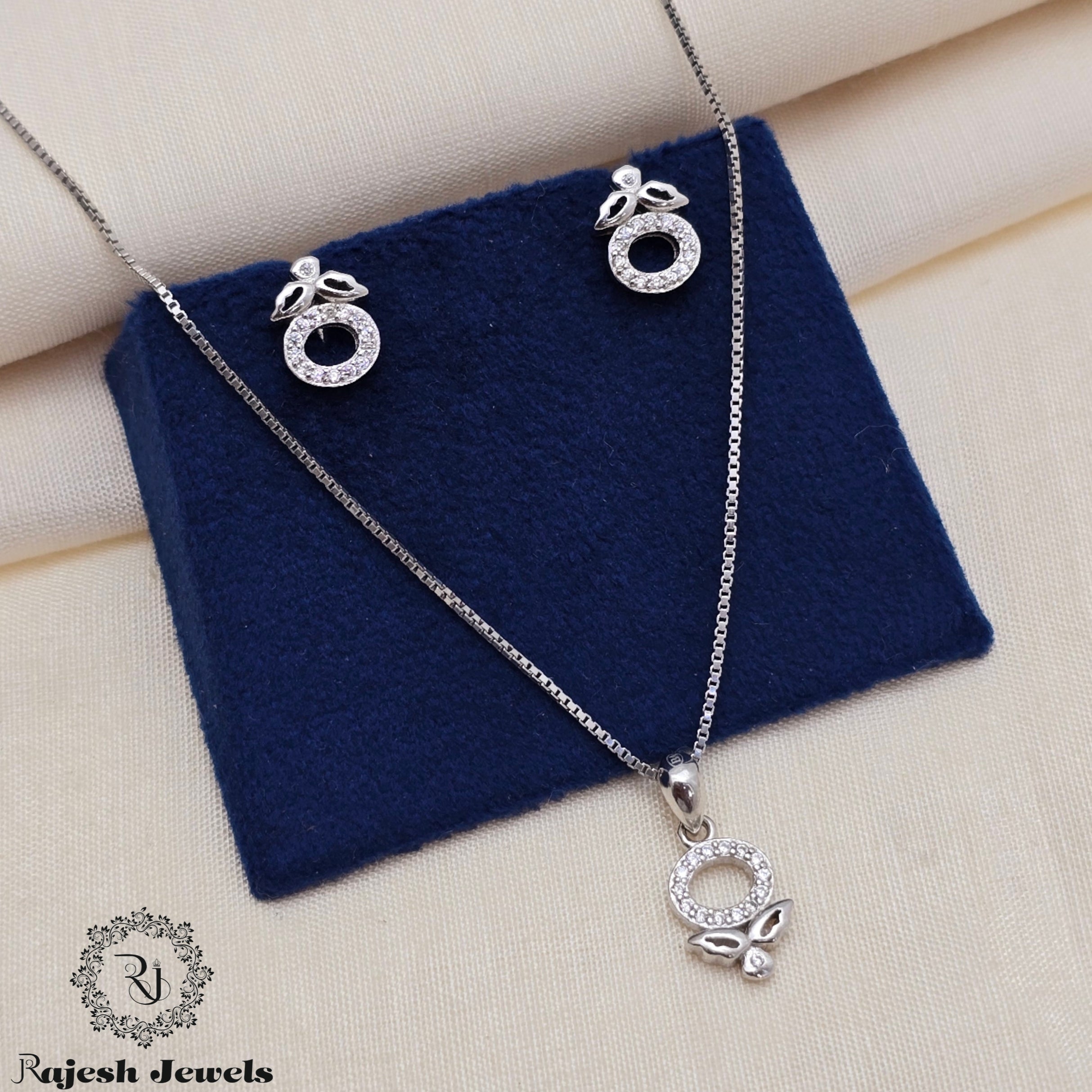 Glittering Cz Silver Pendant Set