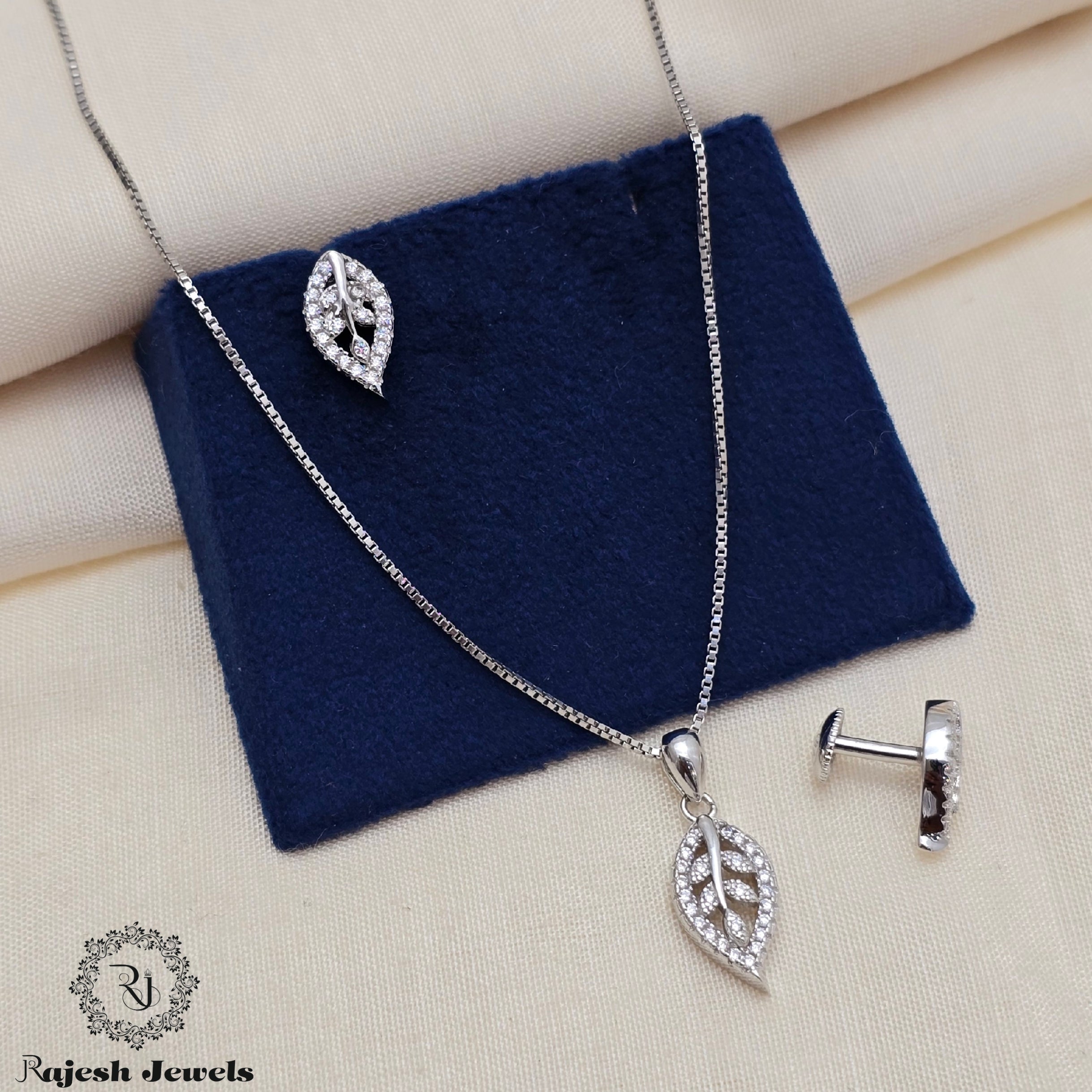 Glorious Leafy Cz Silver Pendant Set
