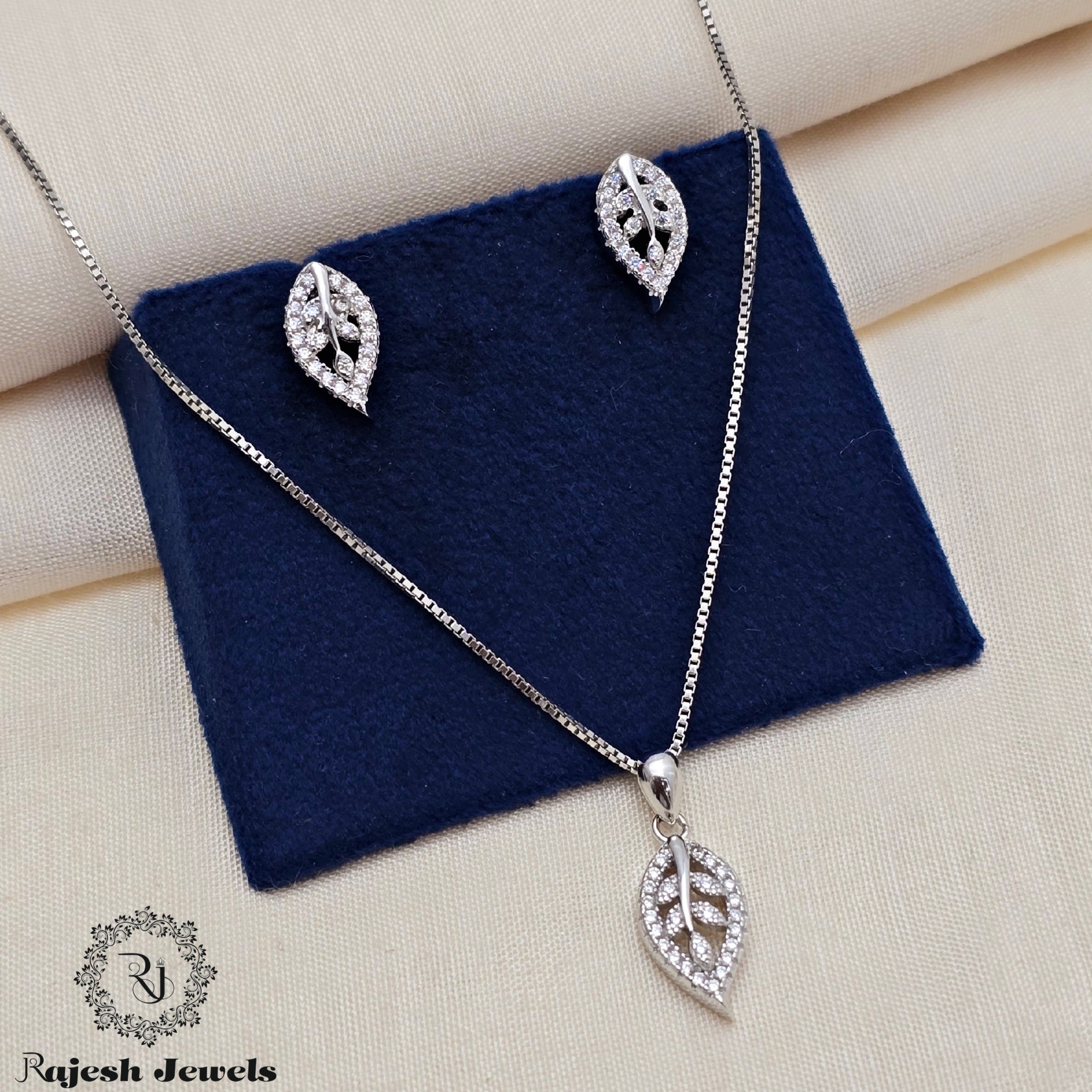 Glorious Leafy Cz Silver Pendant Set