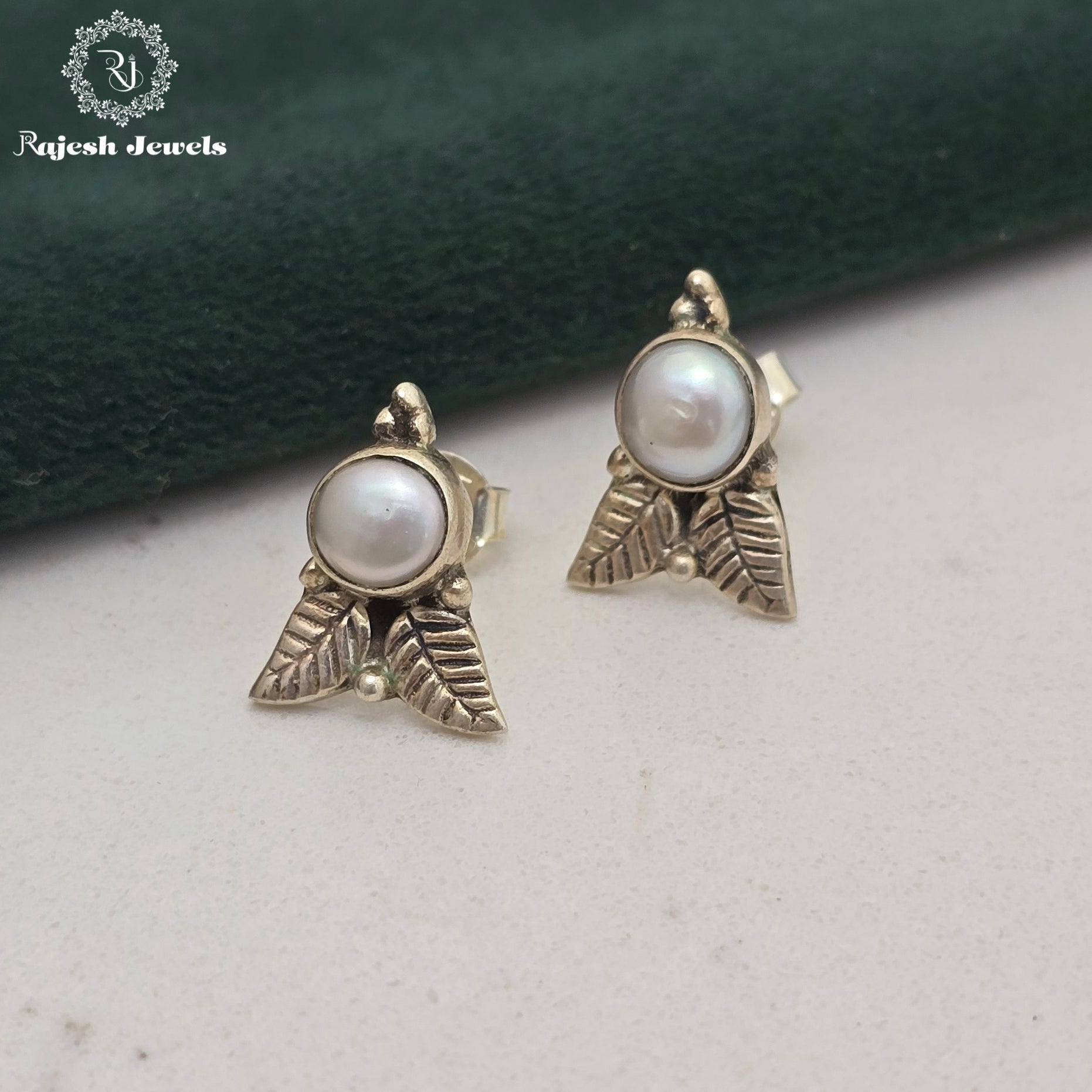Pearl Cutstone Stud Earrings