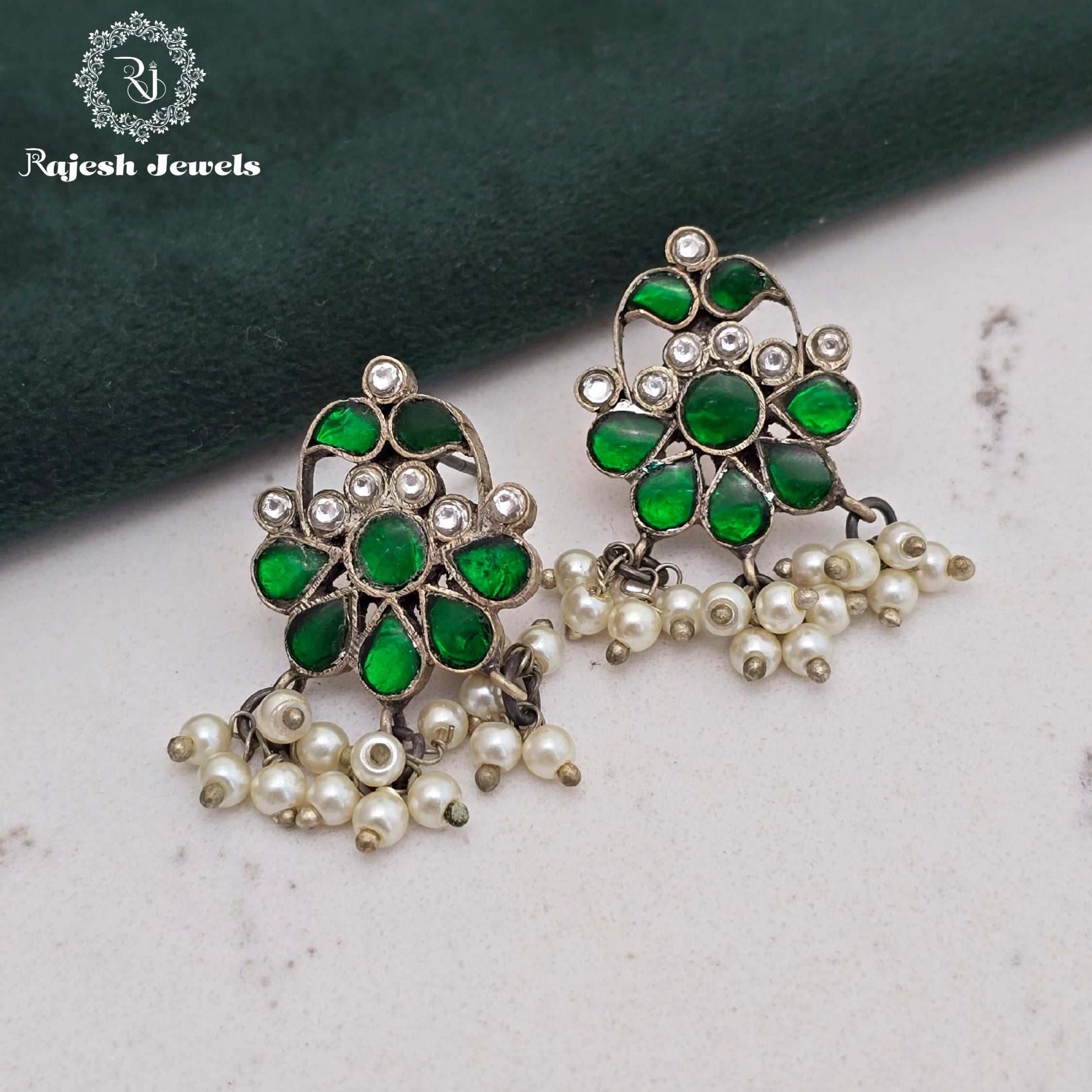 Mesmerizing Kundan Stud Earrings