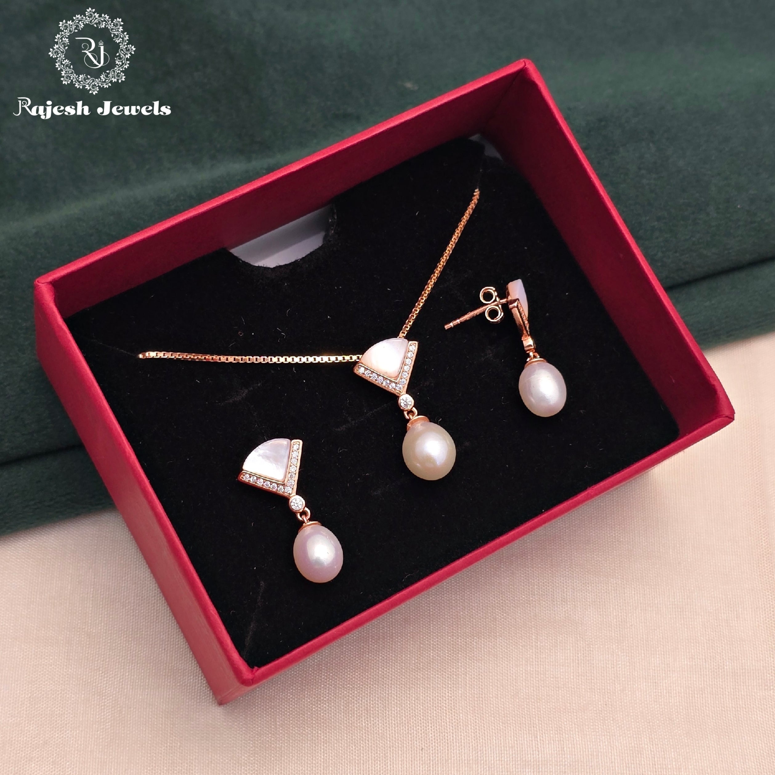 Fabulous Pearl Droplet Pendant Set