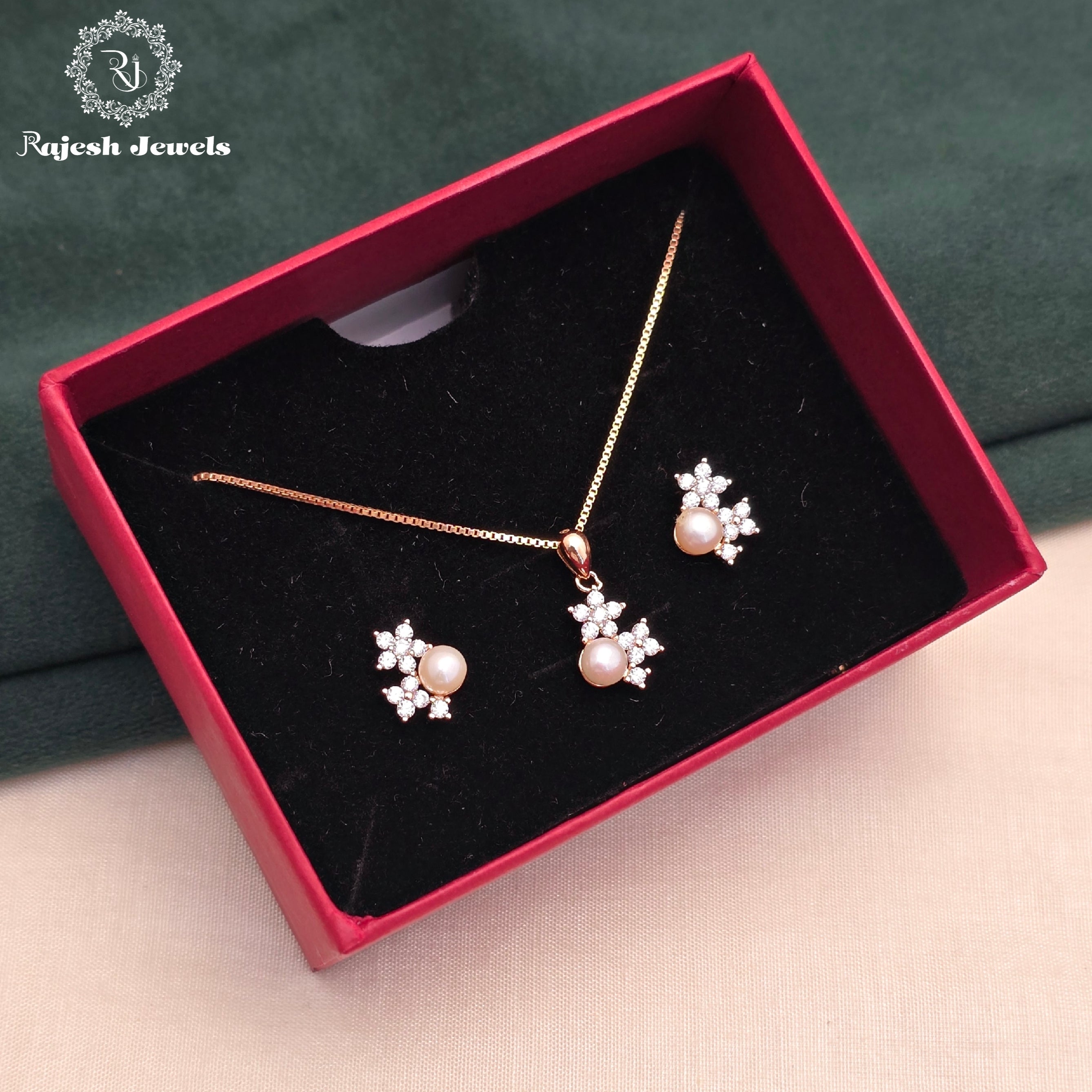Classy Rosegold Pearl Pendant Set