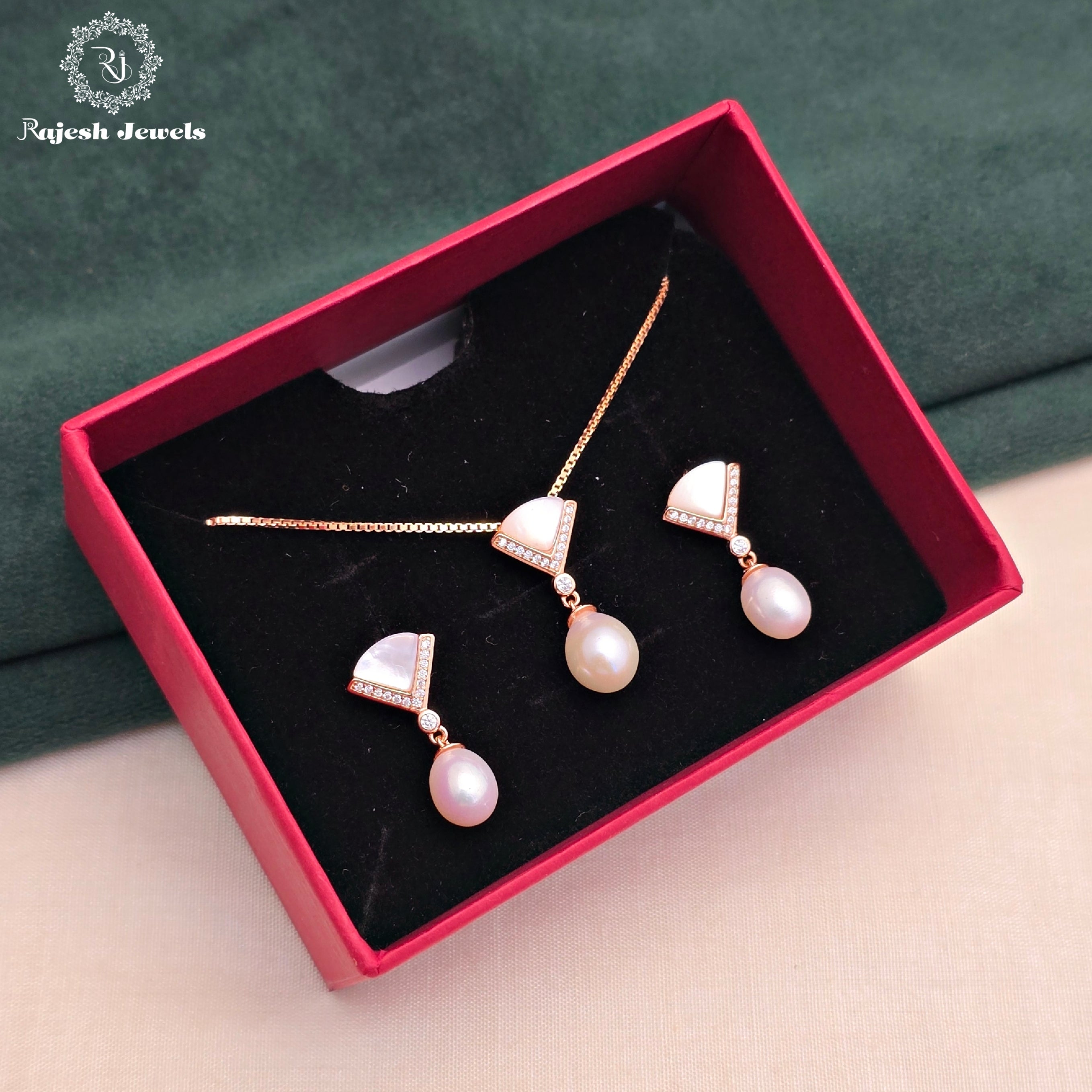Fabulous Pearl Droplet Pendant Set