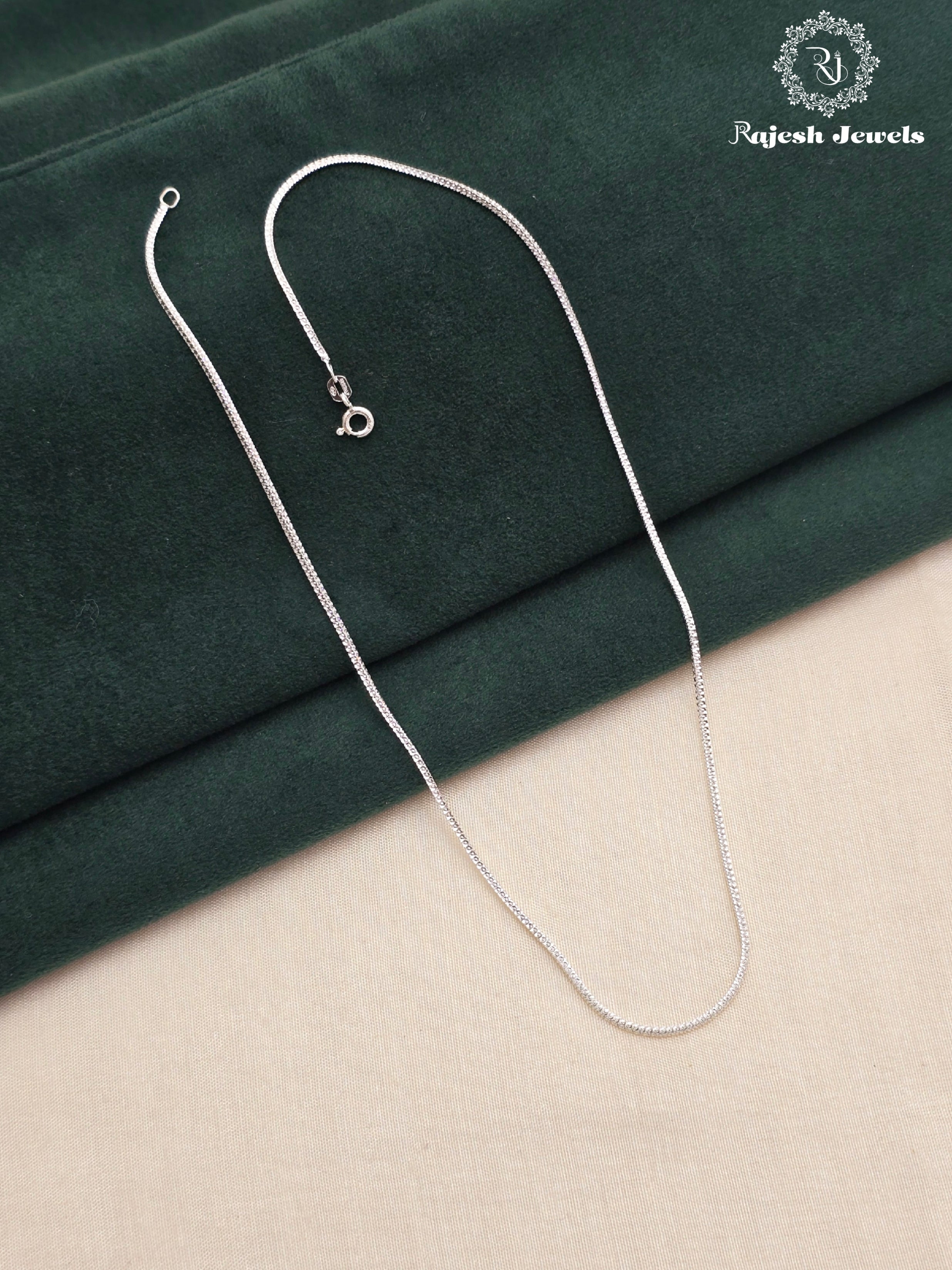 Attractive Sleek Silver Neckchain
