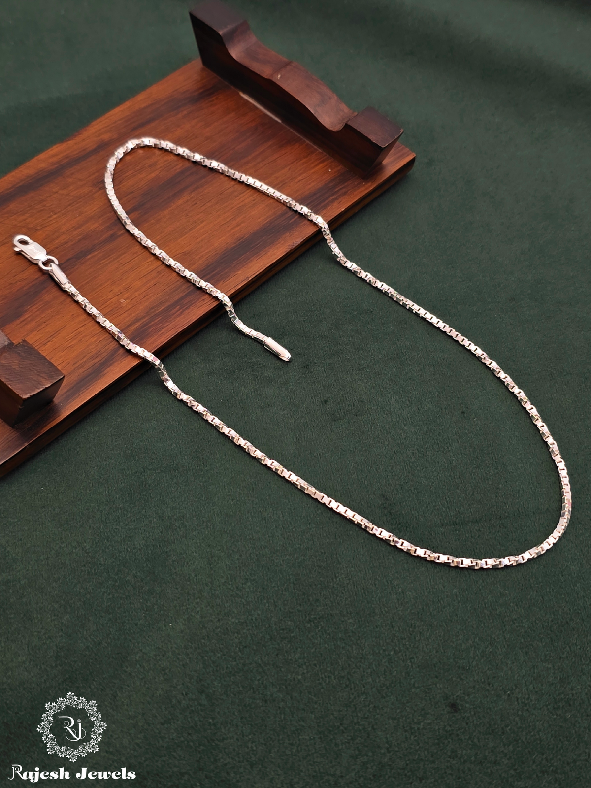 Twisted Box Cut Neckchain