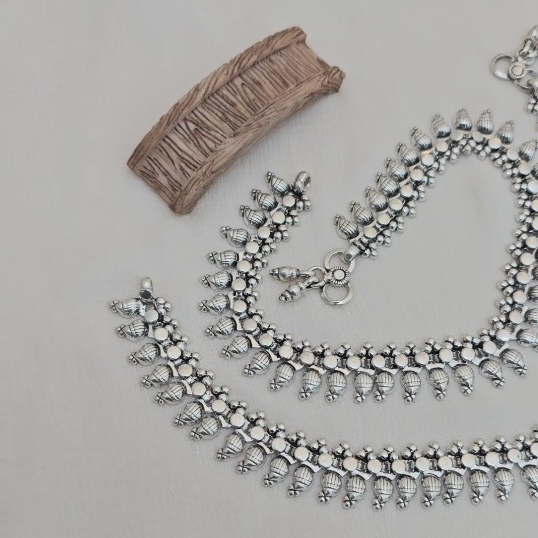 Load video: Elegant Silver Oxidised Soundless Anklet