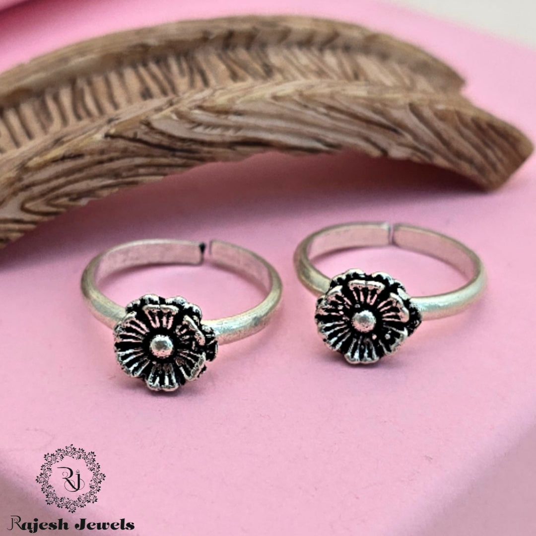 Enchanting Antique Finish Silver Toering