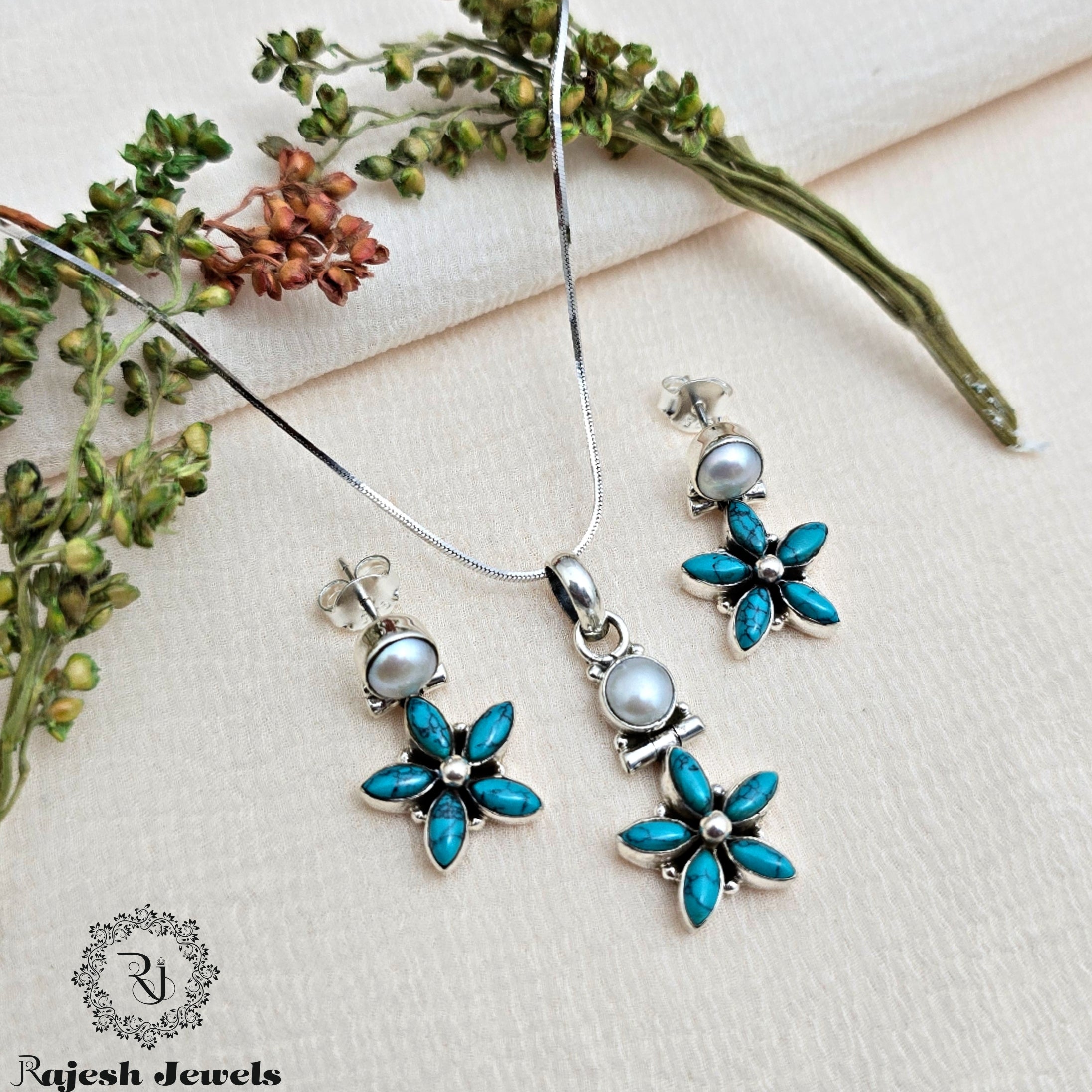 Lavish Turquoise Cutstone Pendant Set