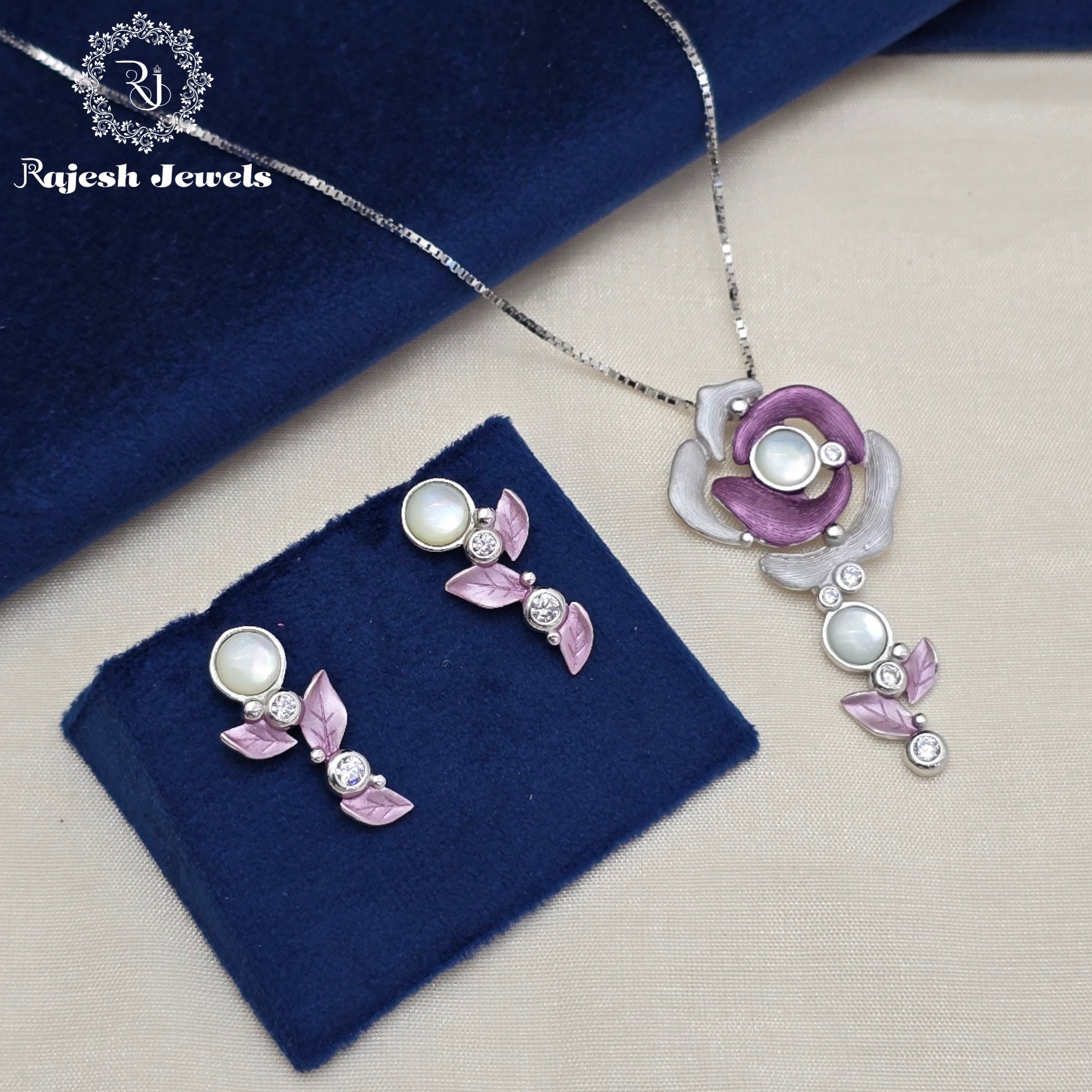 Nova Floral Chain Pendant Necklace