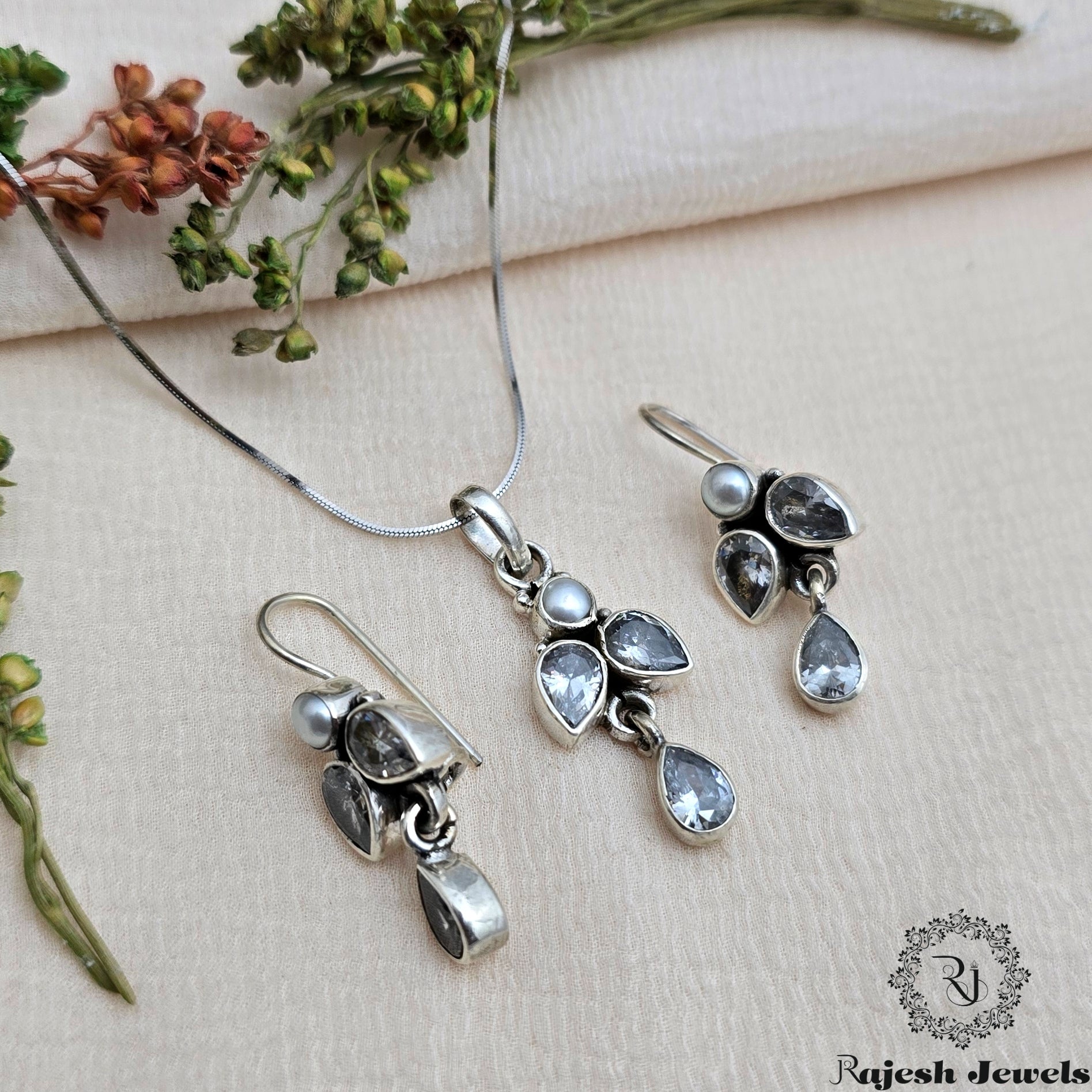Vibrant Cutstone Pendant Set