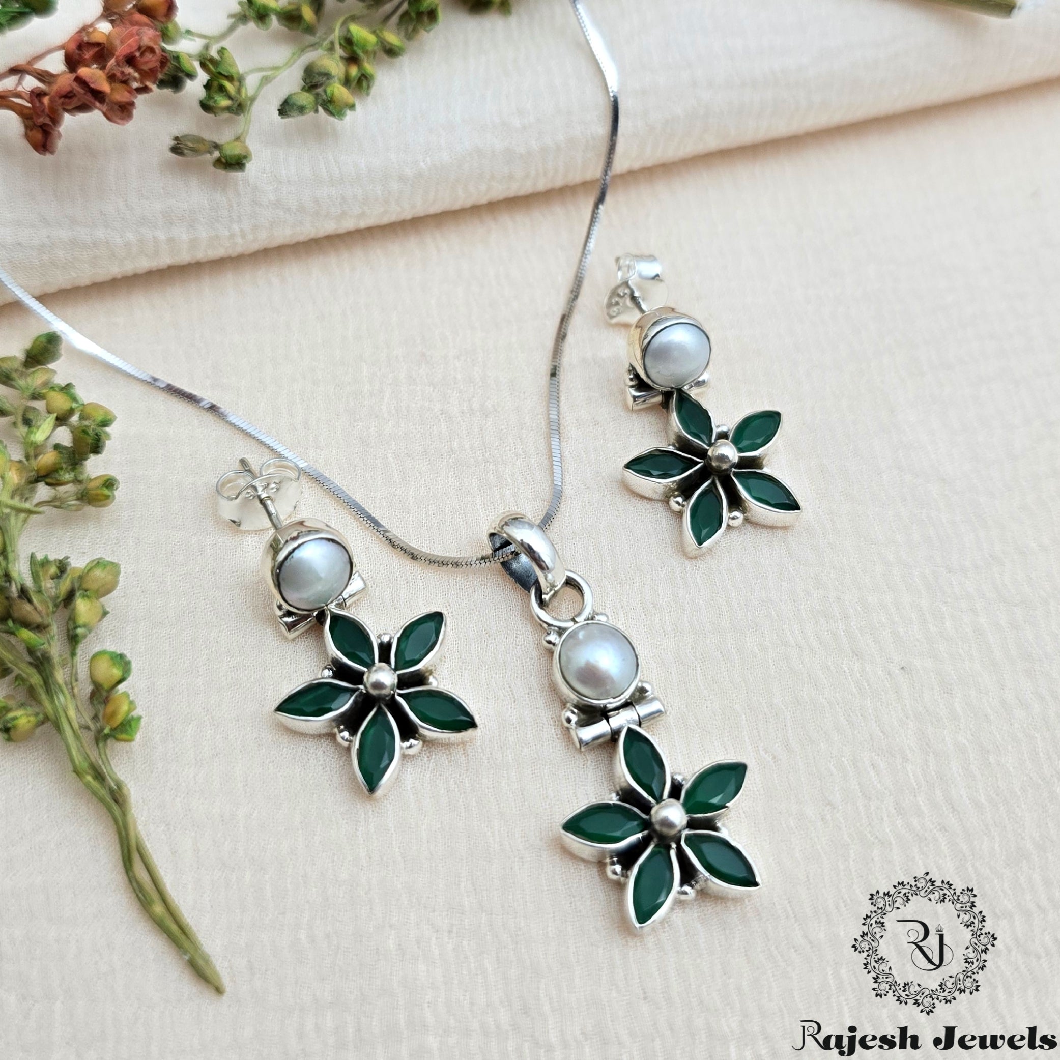 Graceful Green Cutstone Pendant Set