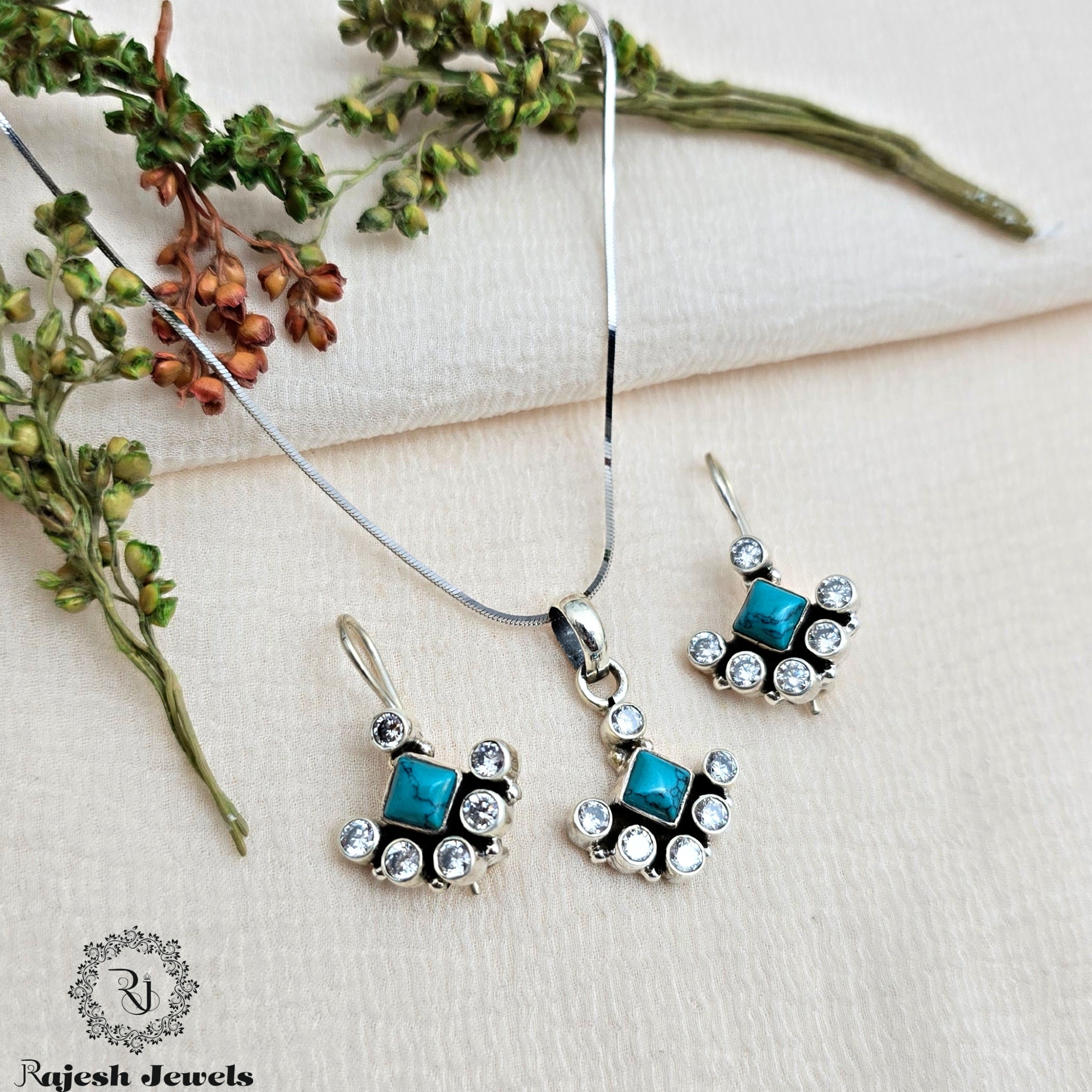 Mesmerizing Turquoise Pendant Set