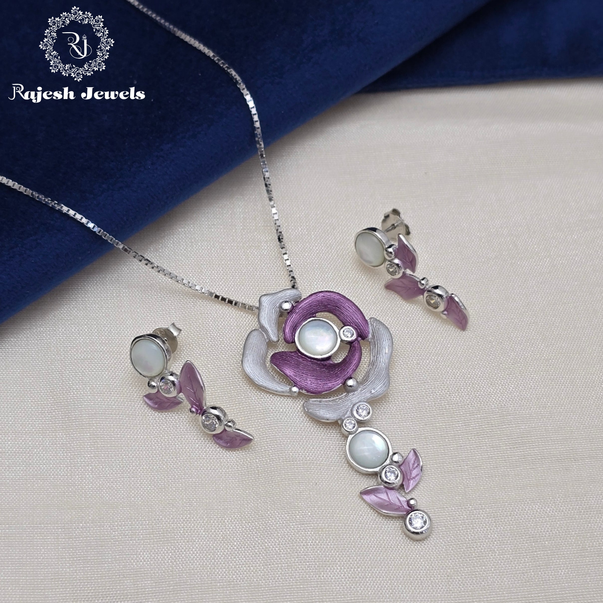 Nova Floral Chain Pendant Necklace