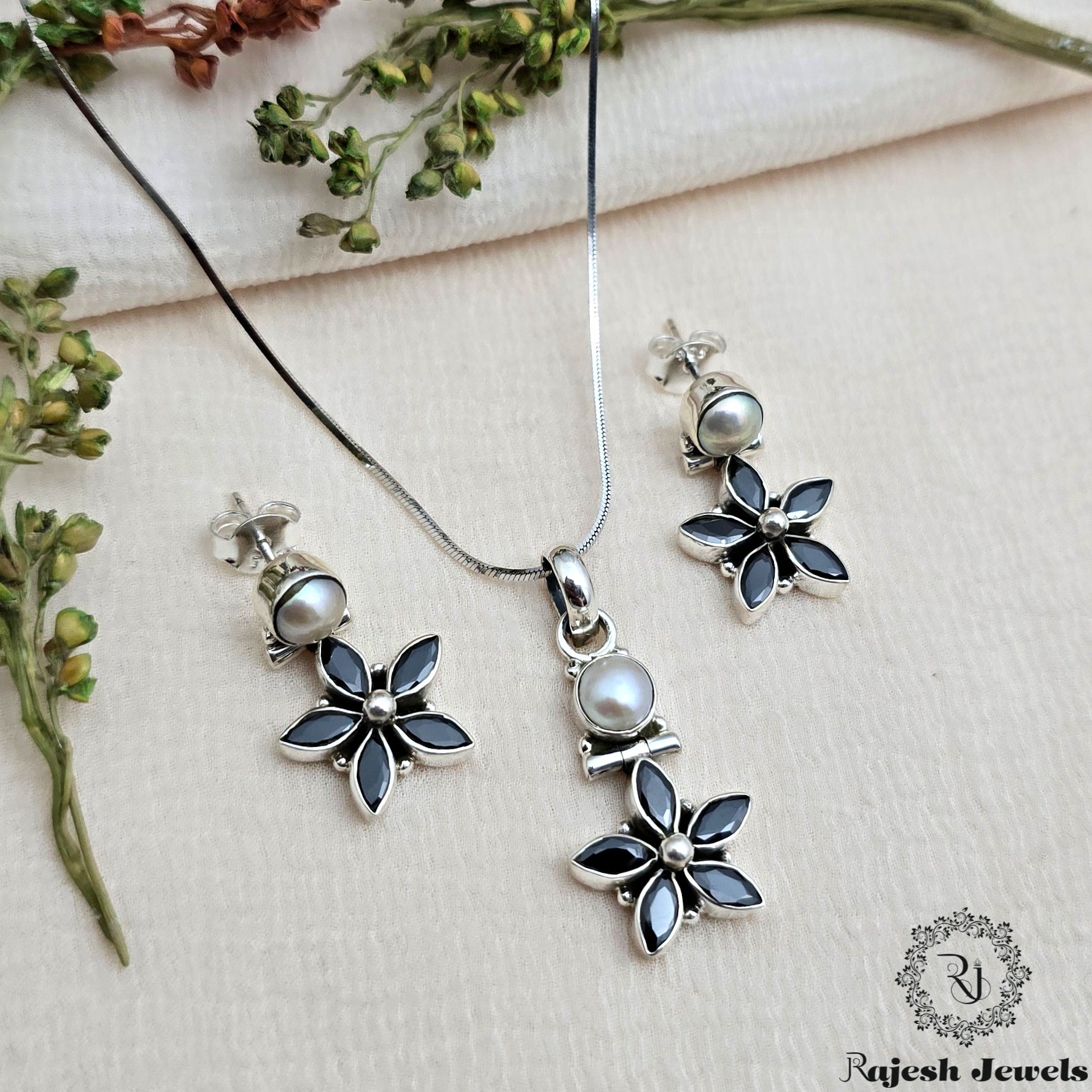 Elegant Cutstone Pendant Set