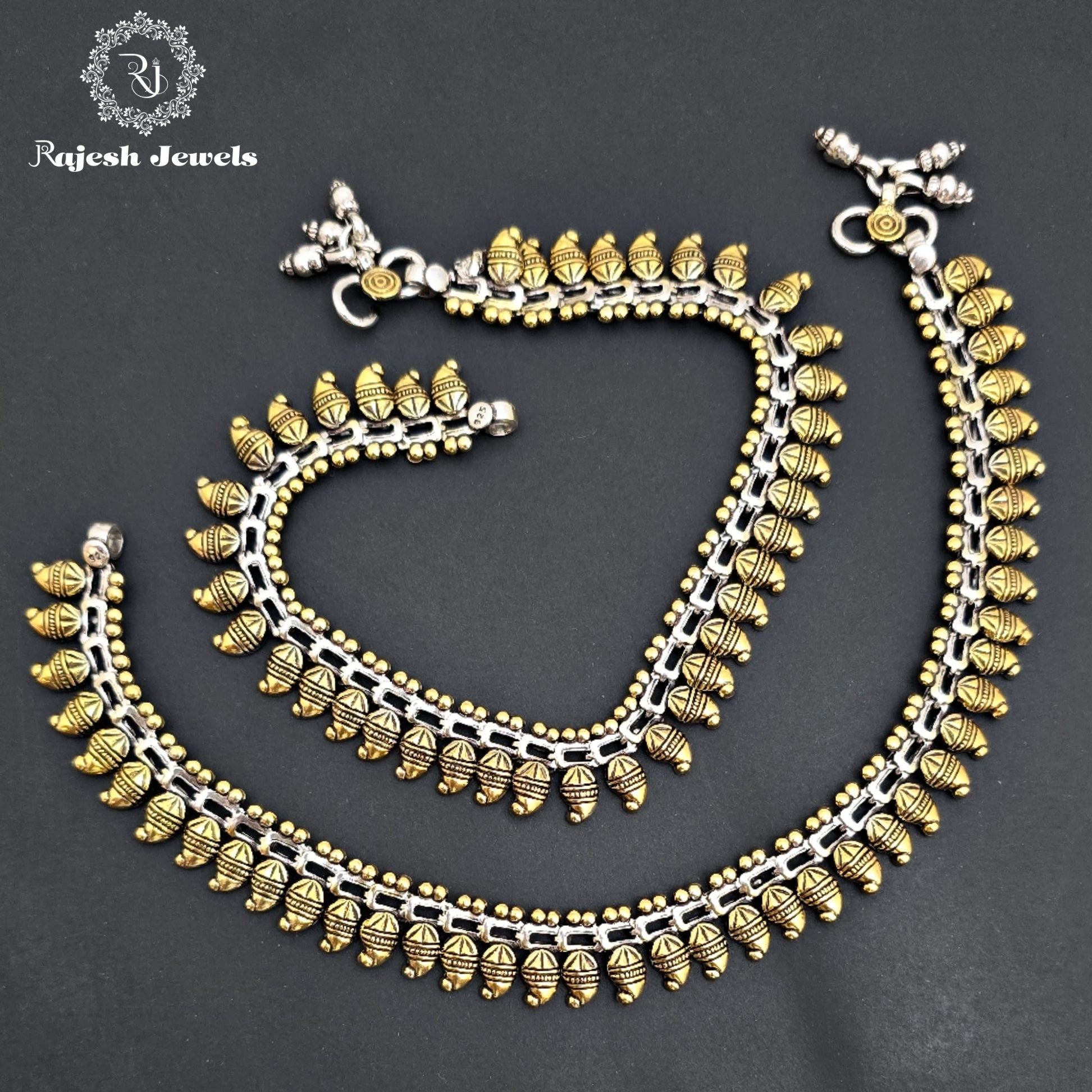 Unremarkable Dual Tone Anklet