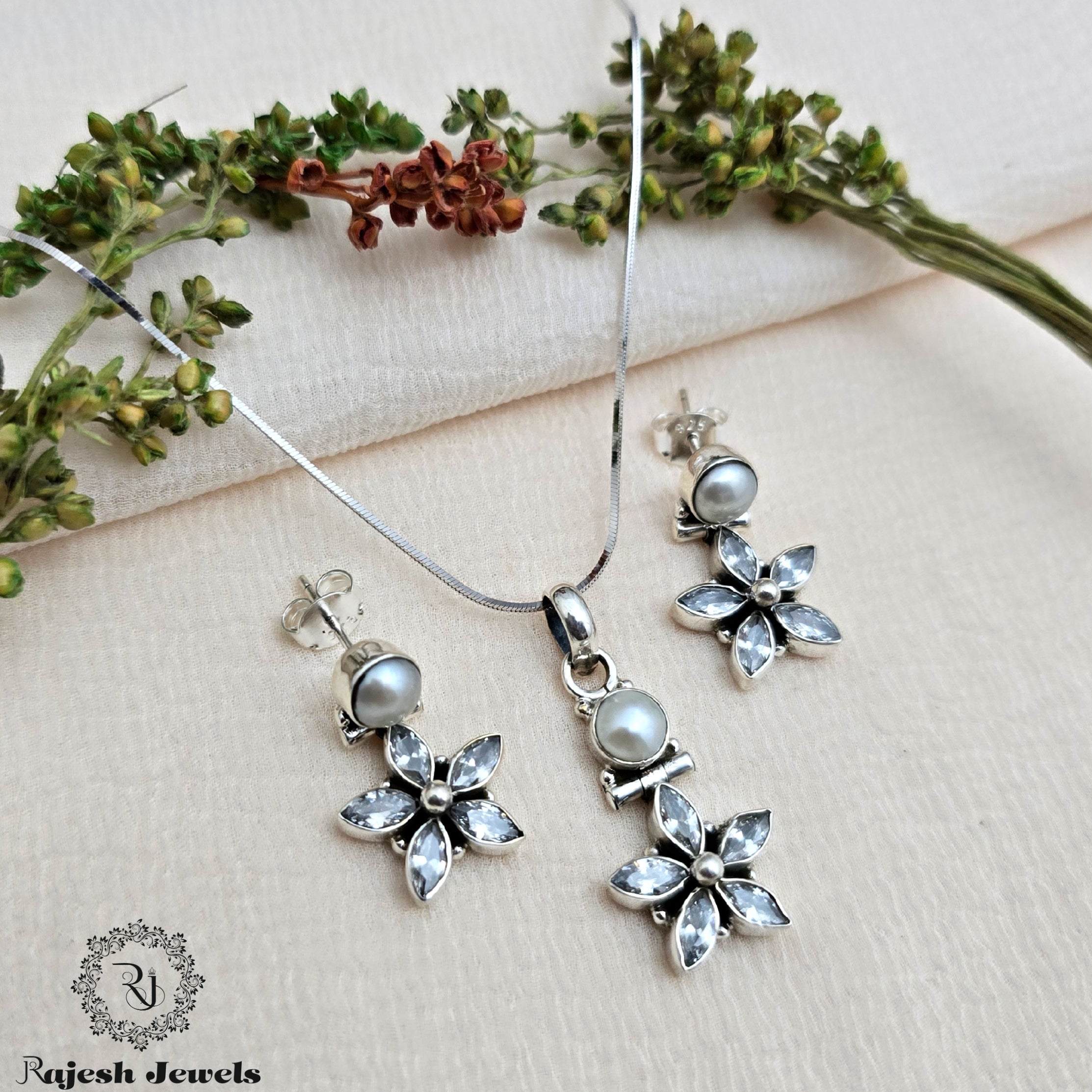 Sparkling Cutstone Pendant Set