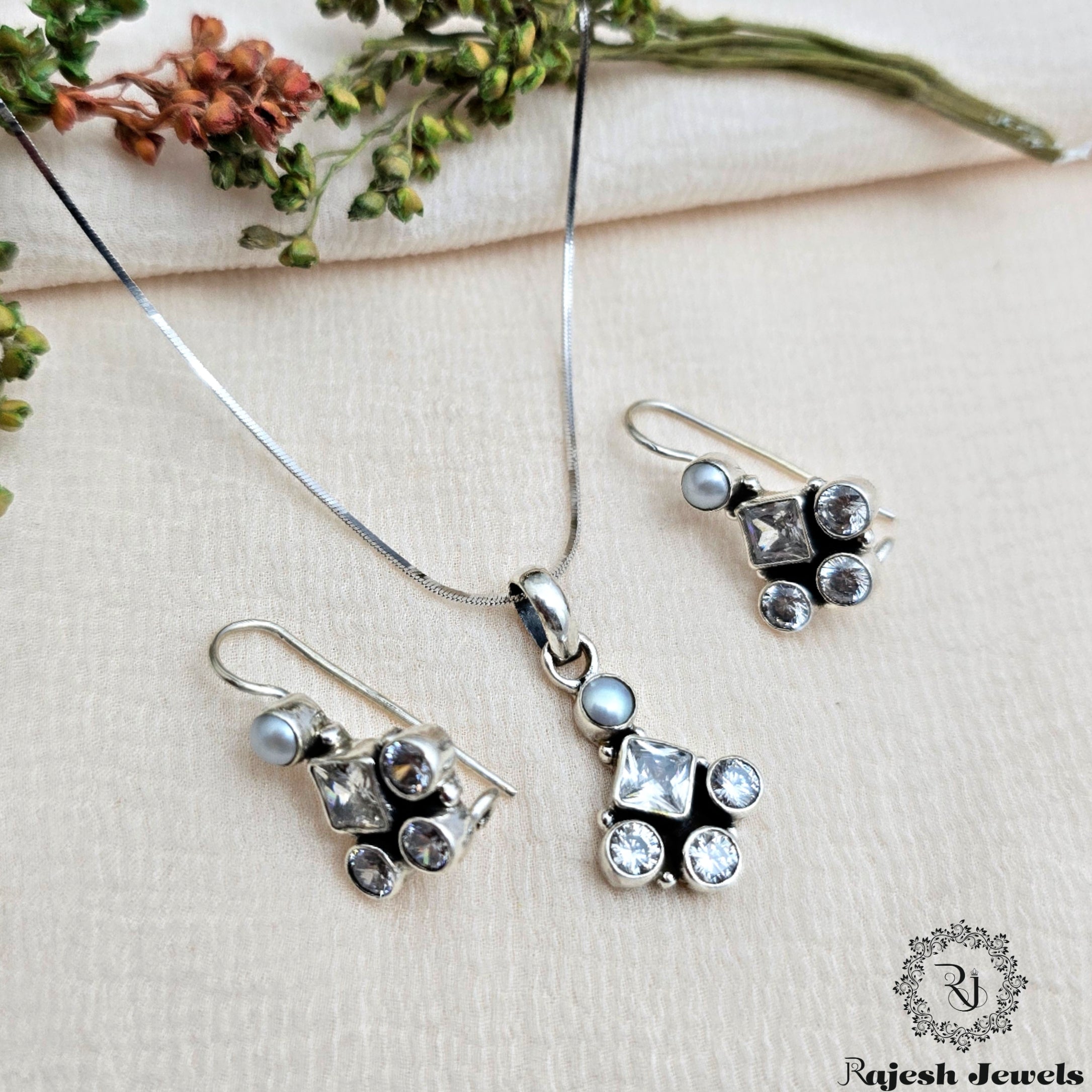 Pleasing Cutstone Pendant Set