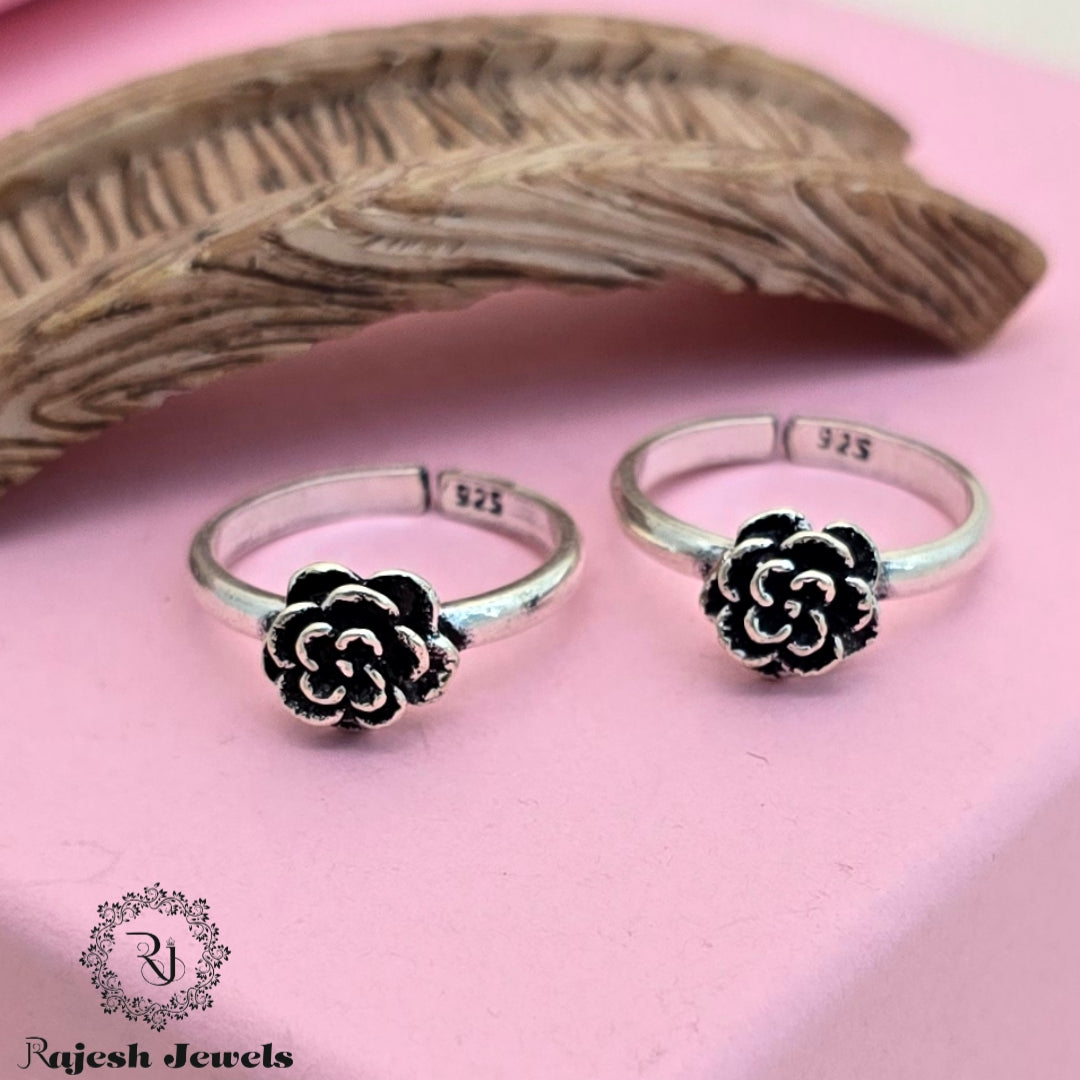 Alluring Antique Finish Silver Toering