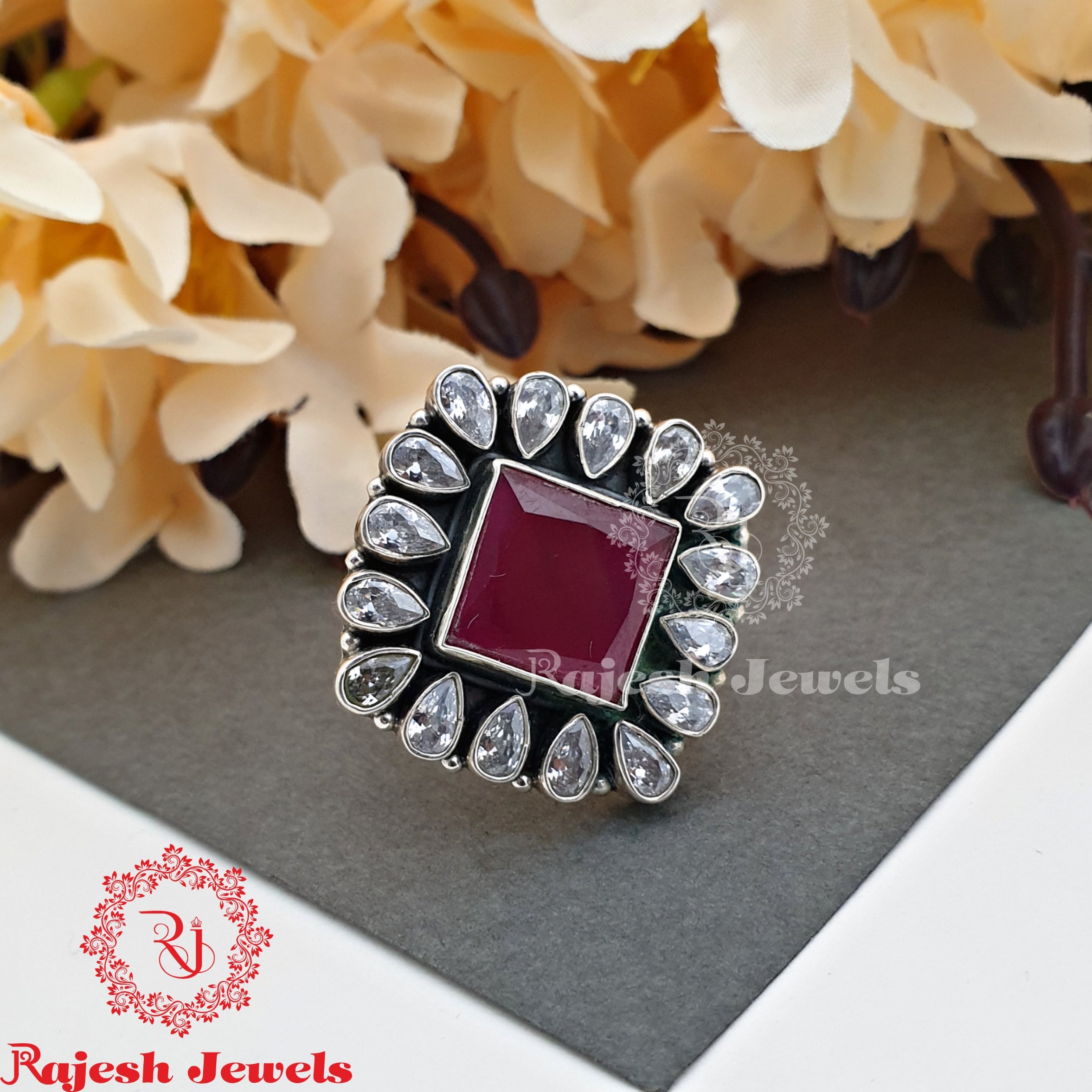Elegant Cocktail Finger Ring