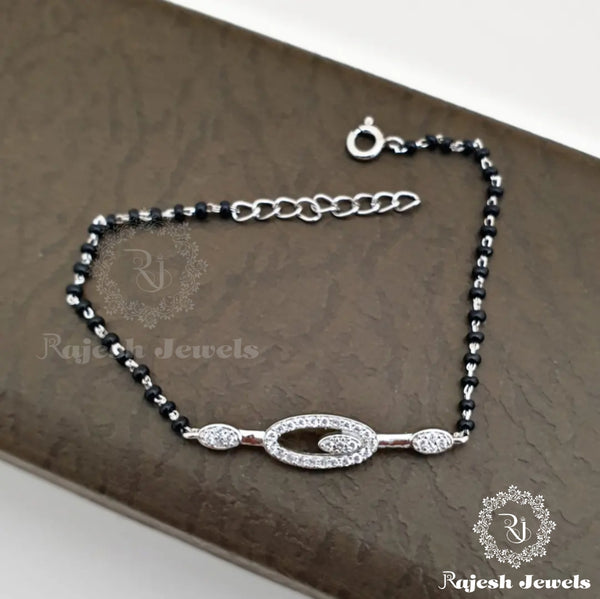 Sleek Hand Mangalsutra